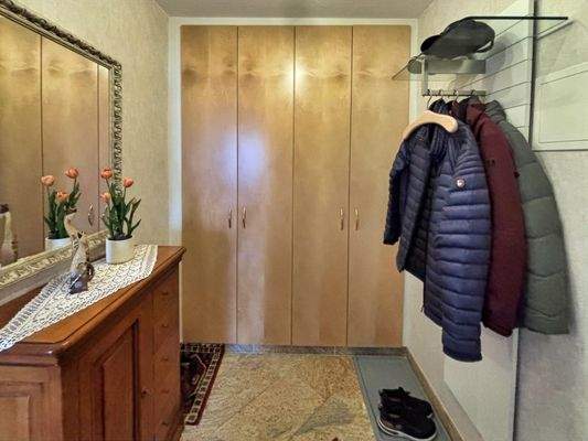 Flur mit Einbauschränken