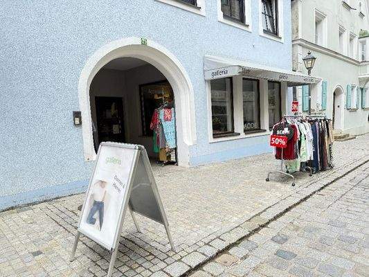 Eingangsbereich mit Schaufenstern