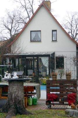 Rückseite Haus mit Wintergarten.JPG