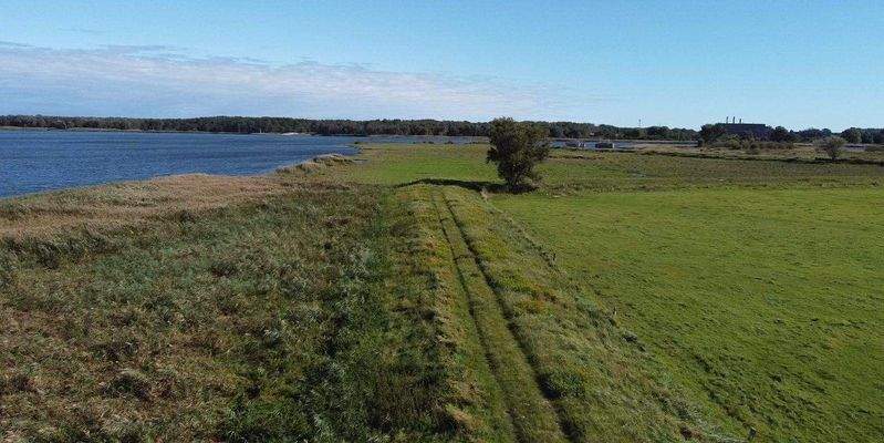 Peene Mündung + altes Kraftwerk aus NS-Zeit.jpg