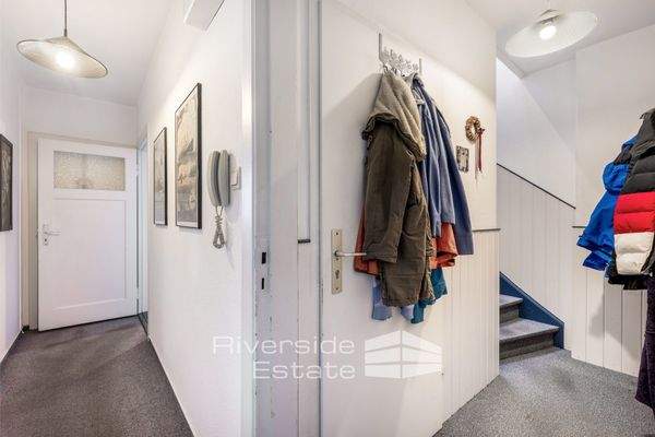 Wohnung 3 - Garderobe und Treppe ins DG