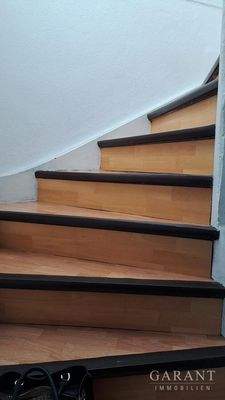 ab in den ersten Stock