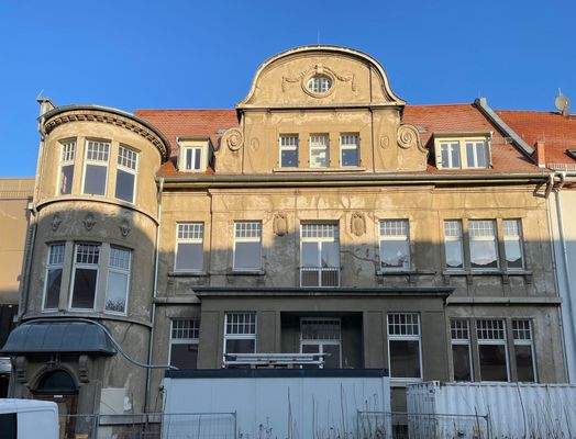 Vorderansicht der Villa mit Baustelleneinrichtung für benachbarten Kita-Neubau