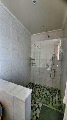 große ebenerdige Dusche