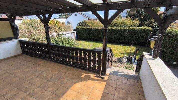 Große, überdachte Terrasse und Garten