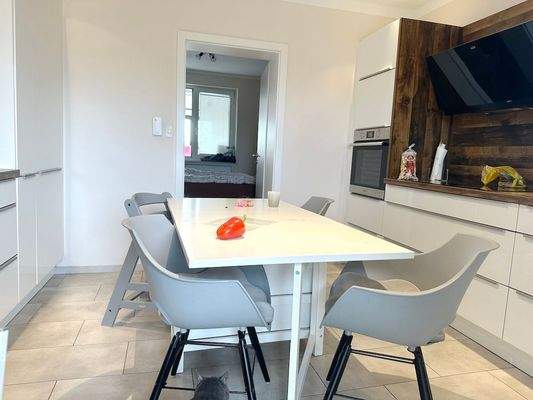 Küche mit Essplatz.