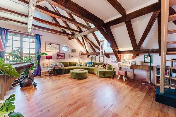 Das Dachgeschoss ist loftartig ausgebaut ...