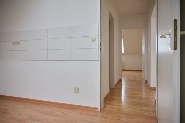 Küche mit Blick in Flur - Musterbeispiel