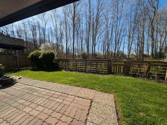 Haus A: Blick von der Terrasse in den Garten