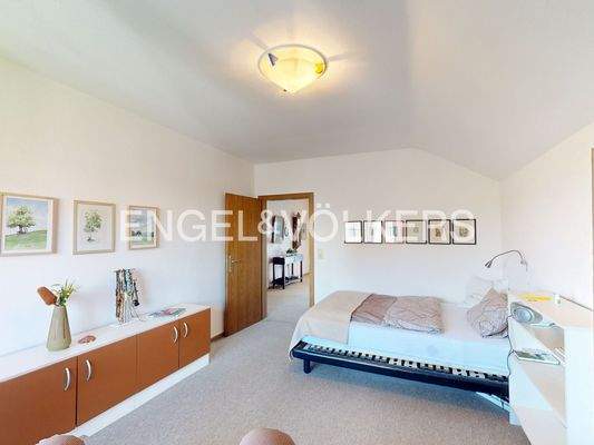 Modernes Schlafzimmer im Obergeschoss