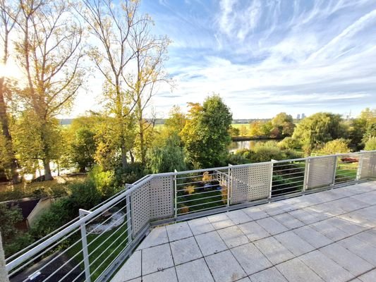 der traumhafte Balkon mit unverbaubarem Blick