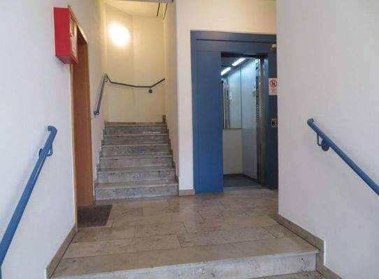 3 Eingang Treppenhaus mit Lift