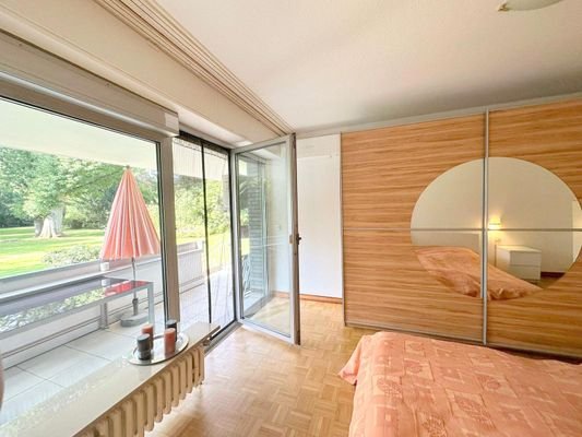 Schlafzimmer im EG mit Zugang zum Balkon 