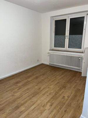 Leeres Zimmer mit Holzboden