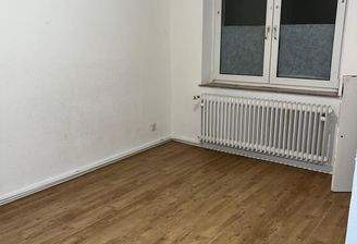 Leeres Zimmer mit Holzboden