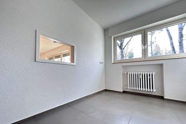 Helle Küche mit großem Fenster und Blick ins Grüne