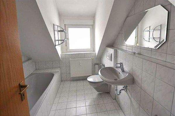 Bad mit Badewanne, Dusche und Fenster