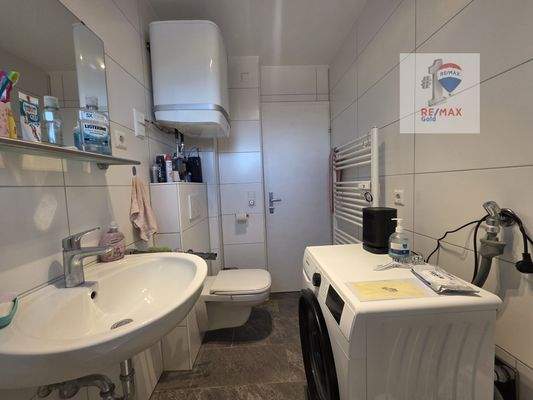 Bad mit Dusche, WB, WC und WM-Anschluss