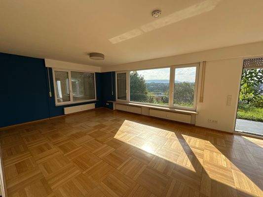 Helles Wohnzimmer mit Ausblick