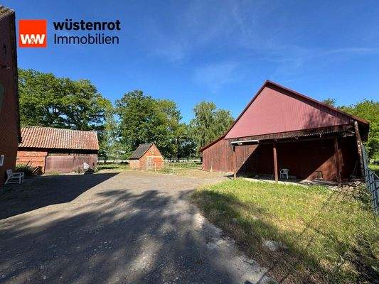 Wohnhaus mit Nebengebäuden Bild 2
