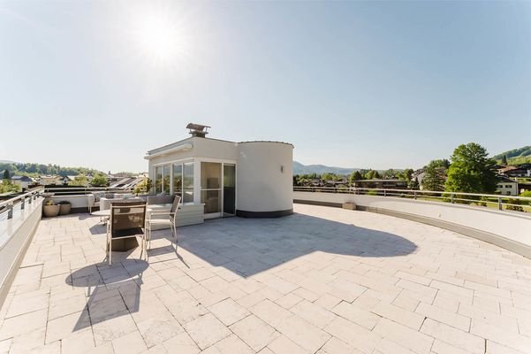 Die rund 103 m² große Dachterrasse mit traumhaftem Panoramablick 