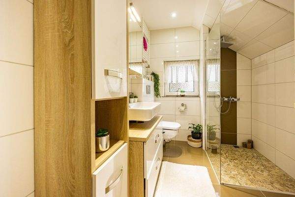 1. OG: Tageslichtbad mit bodenebener Dusche