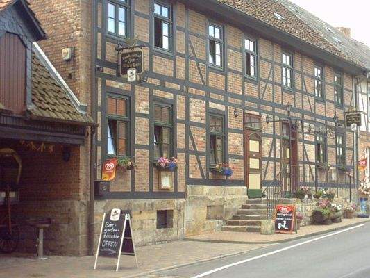 Straßenansicht bei laufendem Betrieb