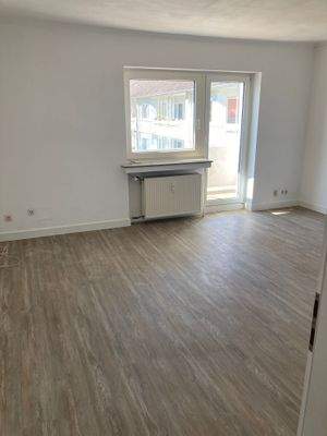 Wohnzimmer mit Zugang zum Balkon