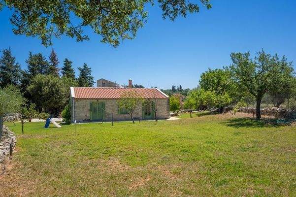 Kreta, Maza: Steinvilla mit beheiztem Pool und Garten in ruhiger Lage zu verkaufen