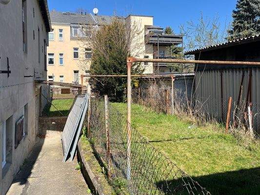 Gartenbereich neben der Halle