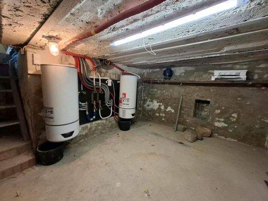 Keller mit Warmwasserwärmepumpen/Gas und Stromanschluß