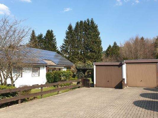 Zwei Garagen / Zufahrt