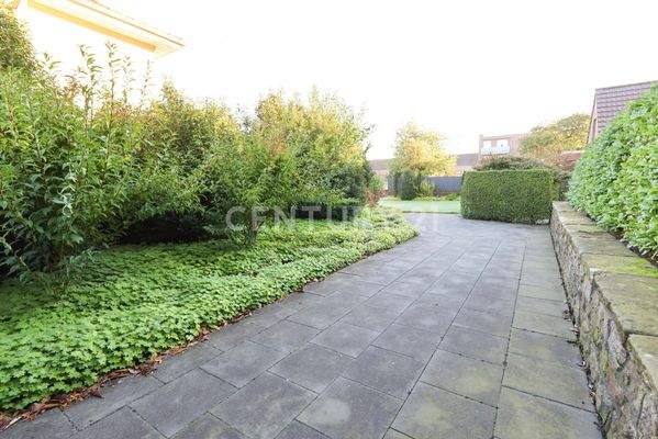 Weg vom Seiteneingang zum Garten