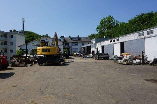 Stellfläche hinter dem Haus