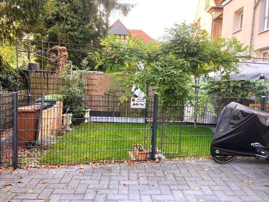 Seiteneingang zu den Mülltonnen...