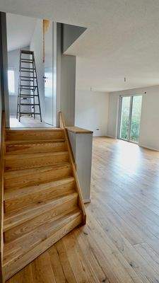 Konferenzraum mit Halbtreppe zum Büro 