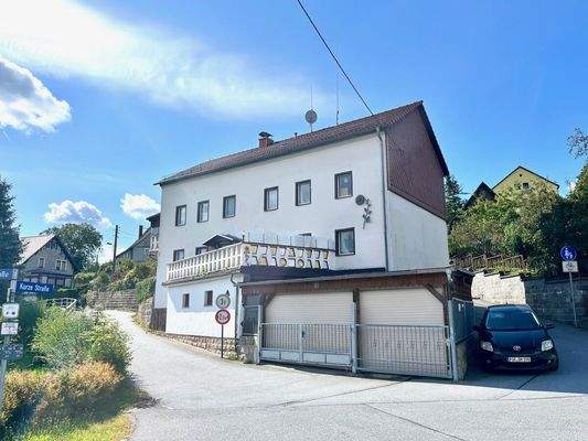 Ansicht mit Garagenzufahrten