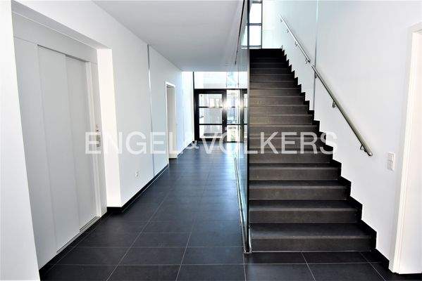 Lichtdurchfluteter Flur mit Aufzug