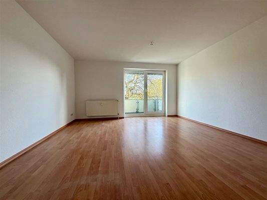 Wohnzimmer mit Balkon vorne raus