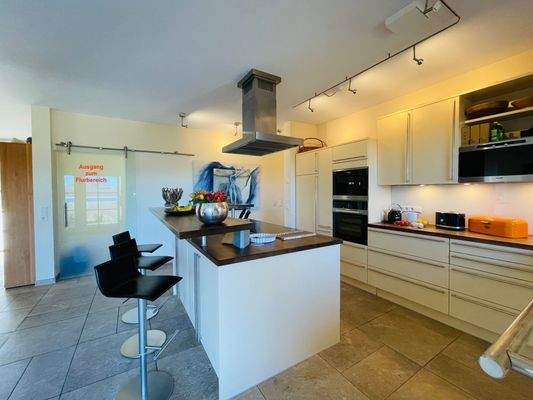 Einbauküche, modern und großzügig.jpeg