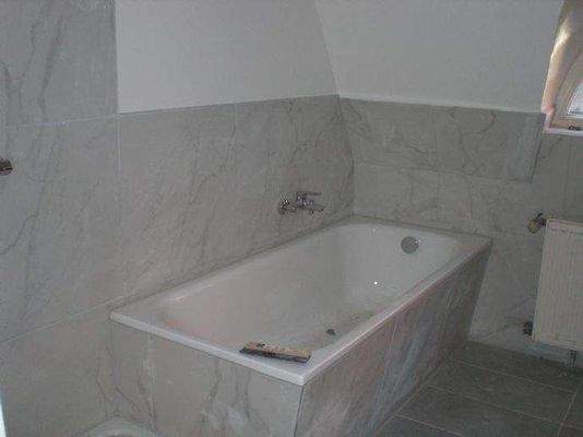 Neues Bad mit Wanne und Dusche 