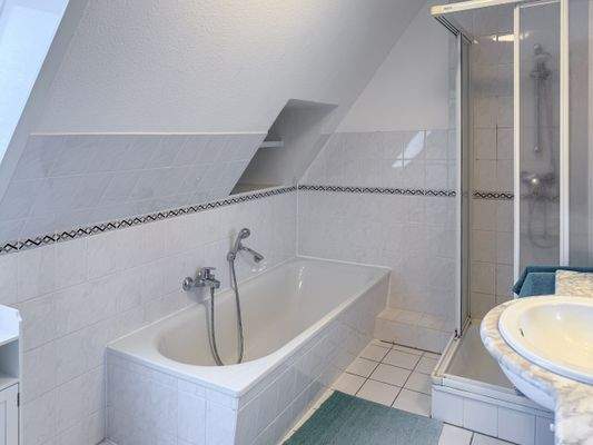 24. Einliegerwohnung Badezimmer OG.jpg