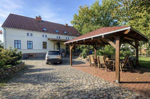 Rückseite vom MFH inkl. Terrasse