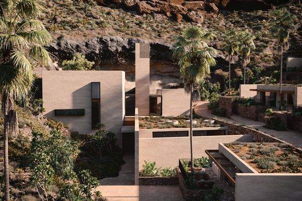 Fassade in die Natur eingebettet