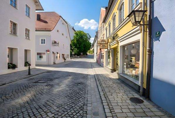 Straßenansicht der Schloßbergstraße – etablierte Lage im Zentrum von Murnau.jpg