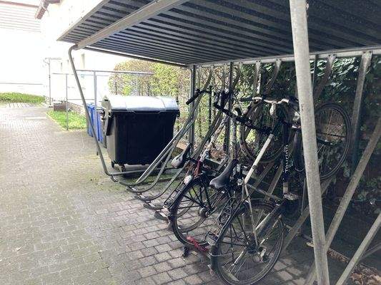 Fahrradständer im Hof