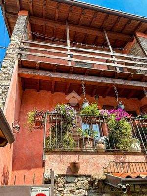 Fassade mit balkon.jpg