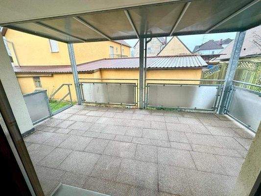 großer überdachter Balkon mit Gartenzugang