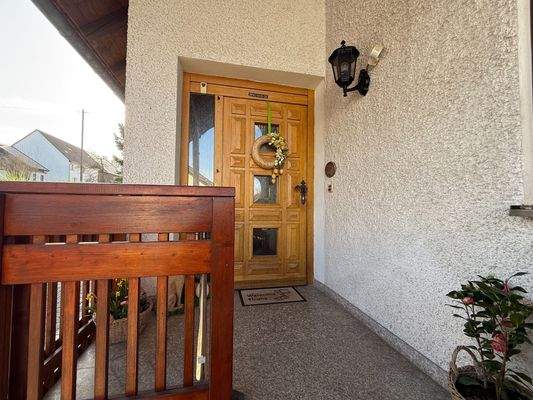 überdachter Eingangsbereich