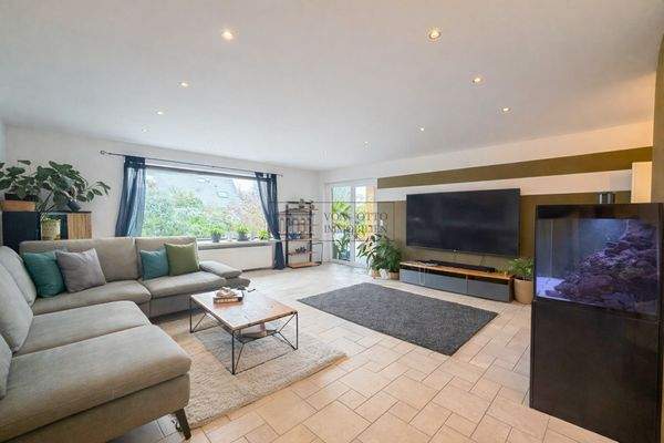 großzügiges Wohnzimmer